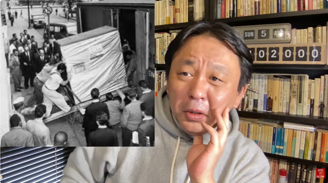 本棚の前に座る菅野完の映像と、IBMの巨大なコンピューターを搬出入する作業員たちの白黒写真が重なって表示されている様子。