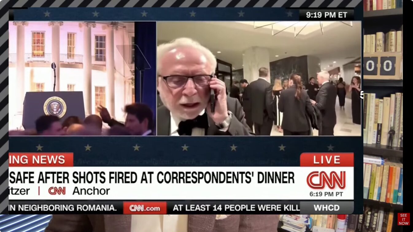 ホワイトハウス記者会見の様子と電話をかけるタキシード姿の男性を二分割で映し、「記者会見中に銃撃が発生し、被害者は無事」という内容を伝えるCNNのニュース速報画面。