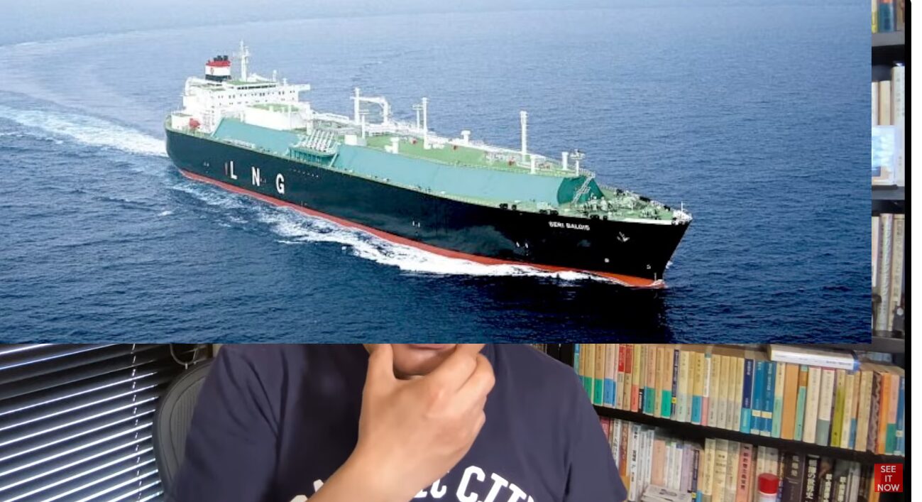 海の上を航行するLNG運搬船と、その下に顎に手を当てて考え込む男性の人物像が重なった構図の様子。