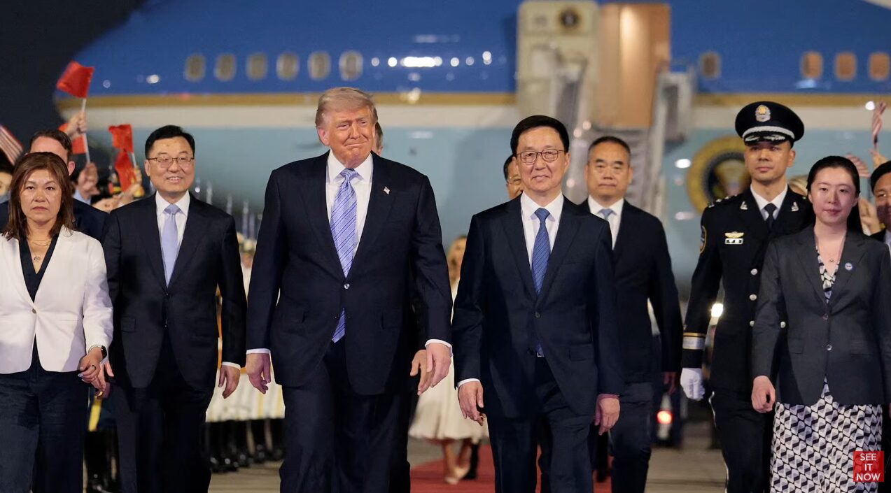 大統領専用機の前で並んで歩くドナルド・トランプ氏と中国の韓正副主席ら一行。両国の関係者らが同行し、空港のタラップ付近で歩みを進めている様子。