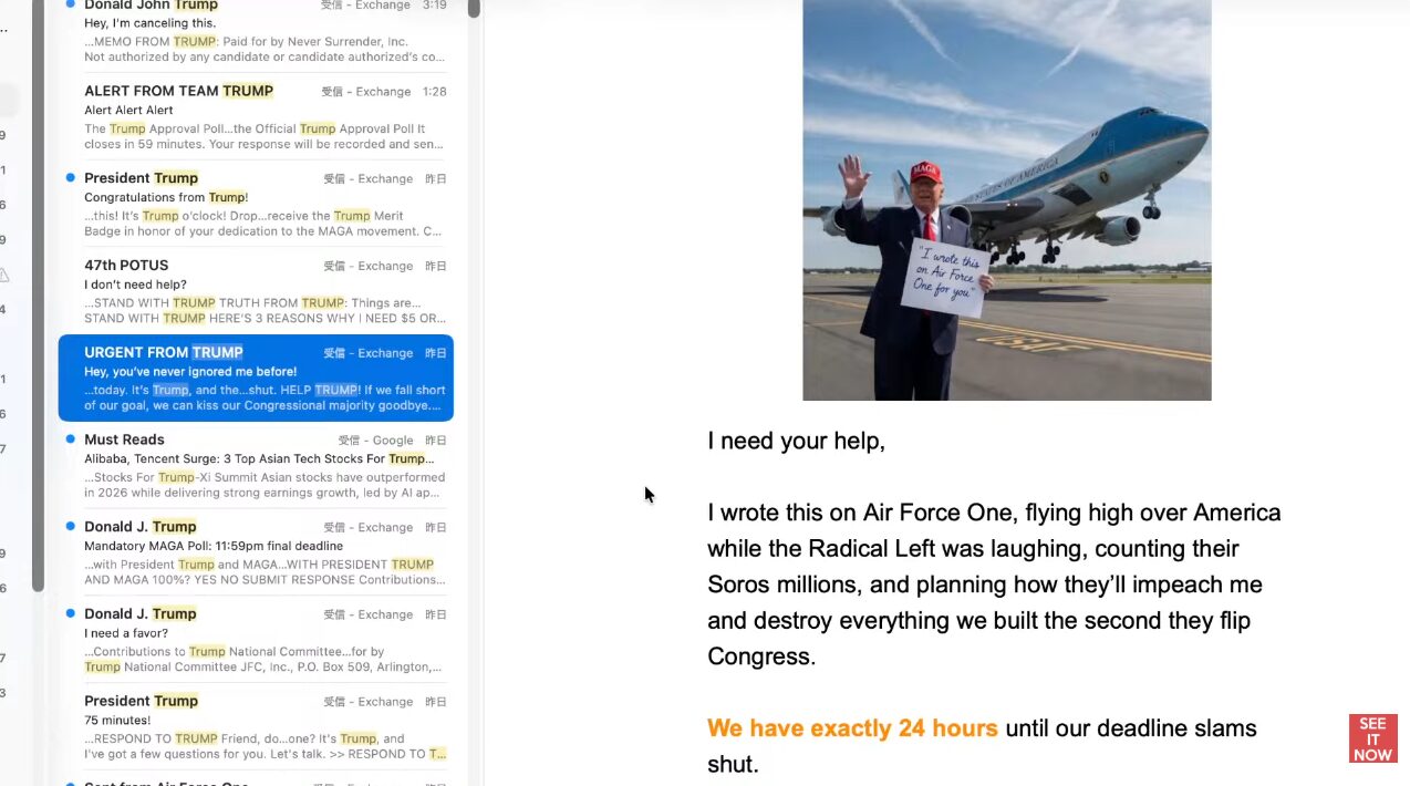 ドナルド・トランプ氏がエアフォースワンを背に、手書きメッセージの書かれたボードを掲げている政治的広告の様子。