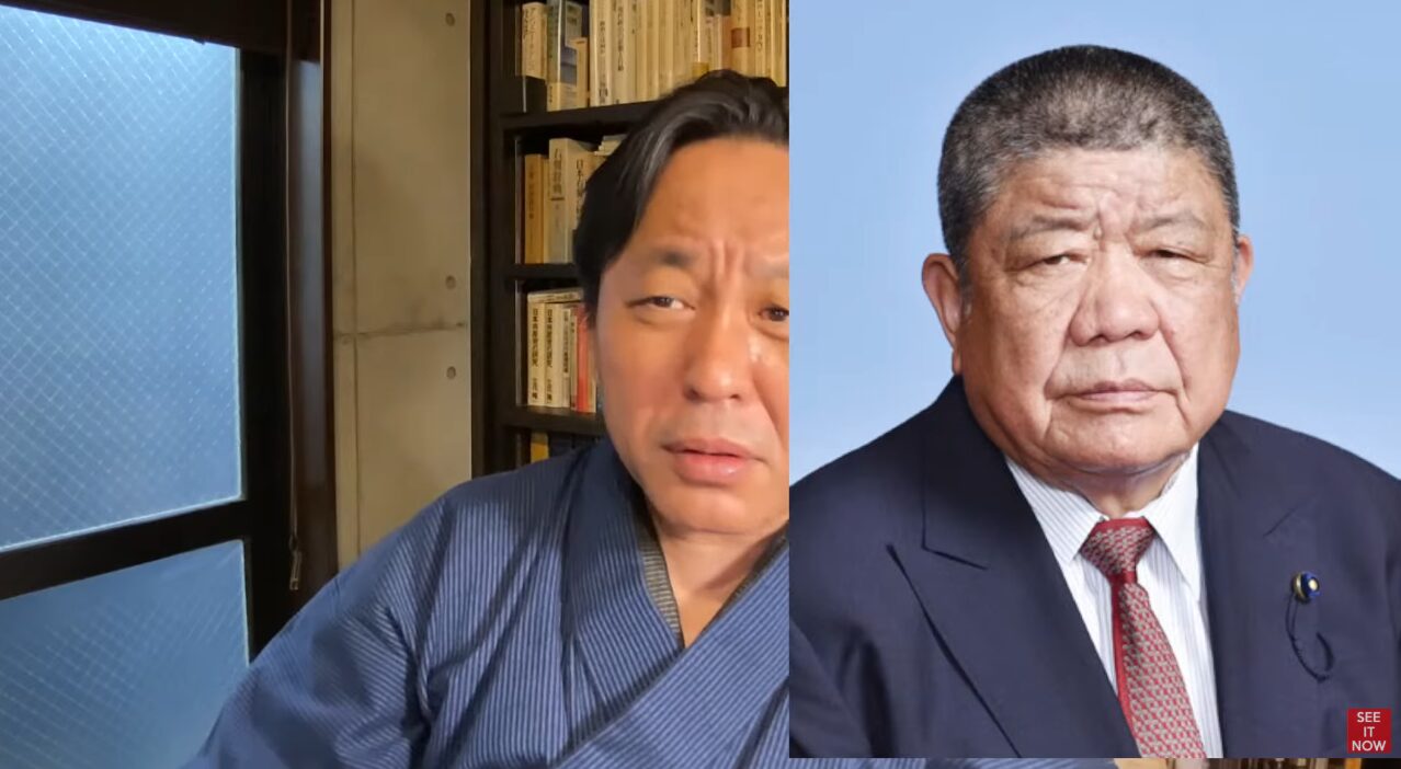 書斎で和服を着て語る男性と、スーツを着用しネクタイを締めた岩田国夫の対比的な構図の映像キャプチャ。