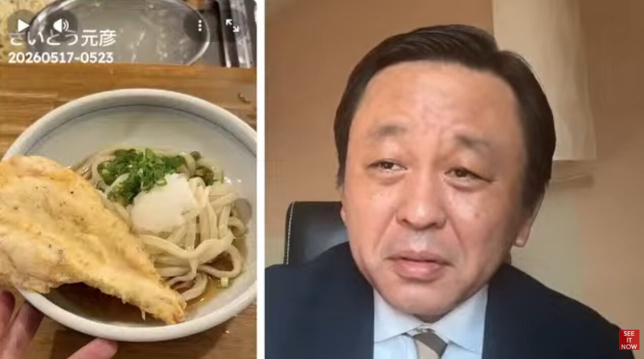 スーツ姿の菅野完の表情と、大きな天ぷらがのったうどん料理の様子が画面分割で映し出されている様子。