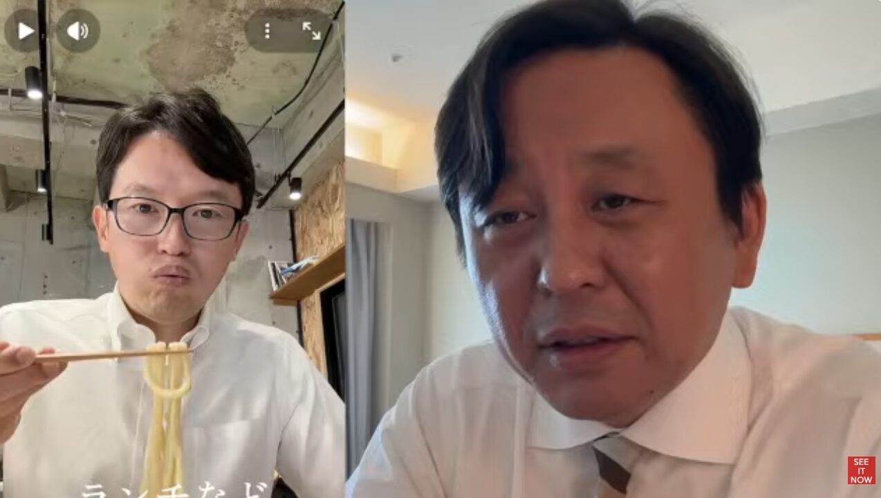 白シャツを着た二人の男性の様子を左右に分割表示し、左側では眼鏡の男性が麺を箸で持ち上げ、右側では別の男性がカメラに向かって語りかけている。