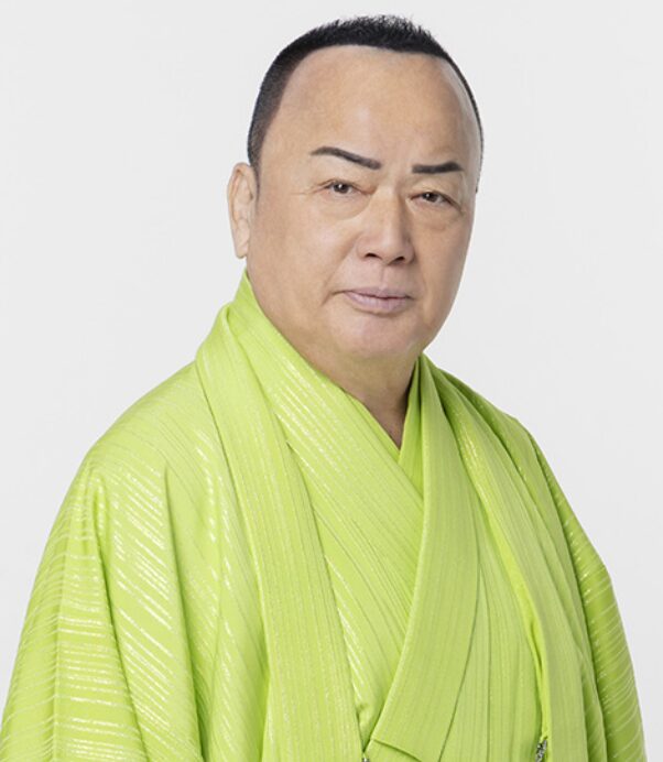 鮮やかなライトグリーンの着物をまとい、柔和な表情でこちらを見つめ細川たかしのバストアップショット。
