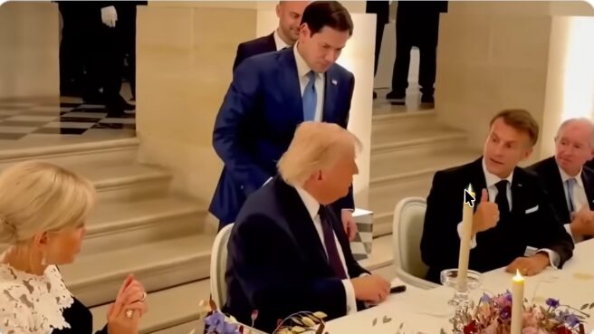 フォーマルな晩餐会の席で、ドナルド・トランプ氏が着席し、隣のフランスのマクロン大統領と向き合って会話を交わしている様子。