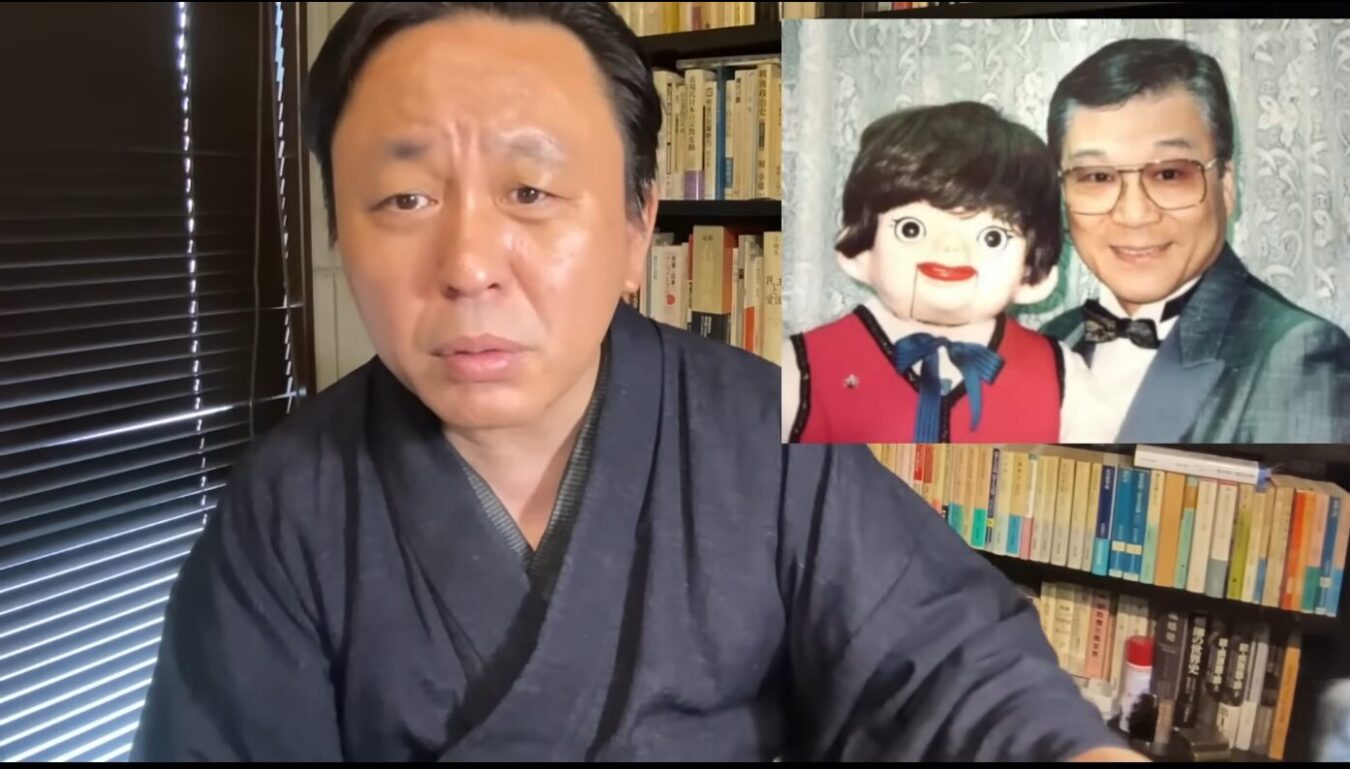 着物姿で語る男性の横に、かつて腹話術師が人形と並んで写る古い記念写真が合成されている様子。