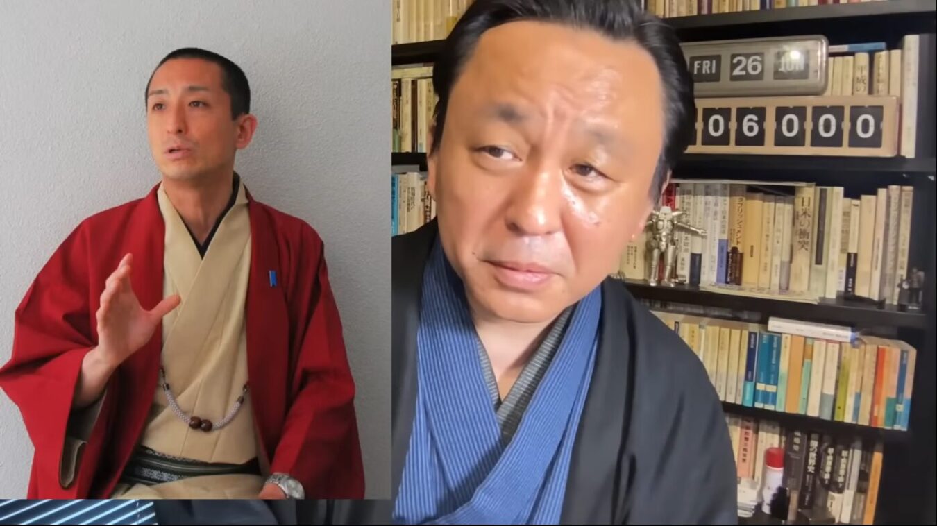 着物を着てオンラインで対話する2人の男性。左側は赤色の羽織を着て話し、右側は青い着物を着て本棚を背景に画面を見つめている。