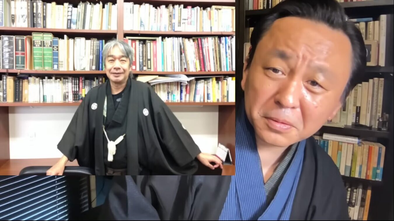 書籍が並ぶ本棚を背景に、着物姿の男性がビデオ通話で画面越しに会話している様子。