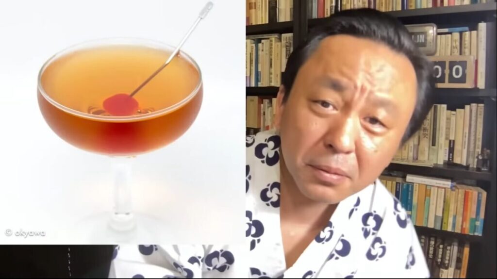 本棚を背景にした浴衣を着た菅野完と、チェリーが添えられた琥珀色のカクテルグラスが左右に並ぶ様子
