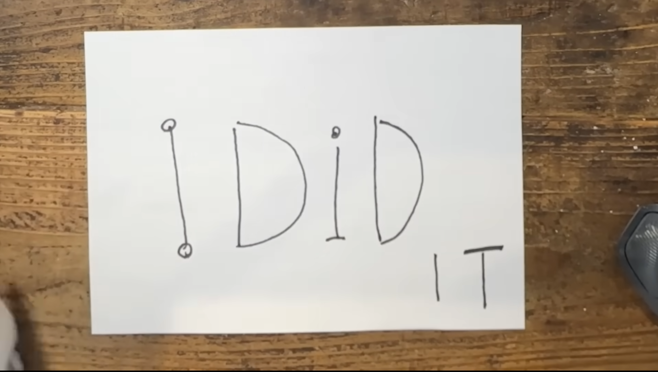 白い紙に手書きで「I DID IT」と書かれた文字が描かれており、「I」や「D」の形状が一部ユニークにデザインされている画像