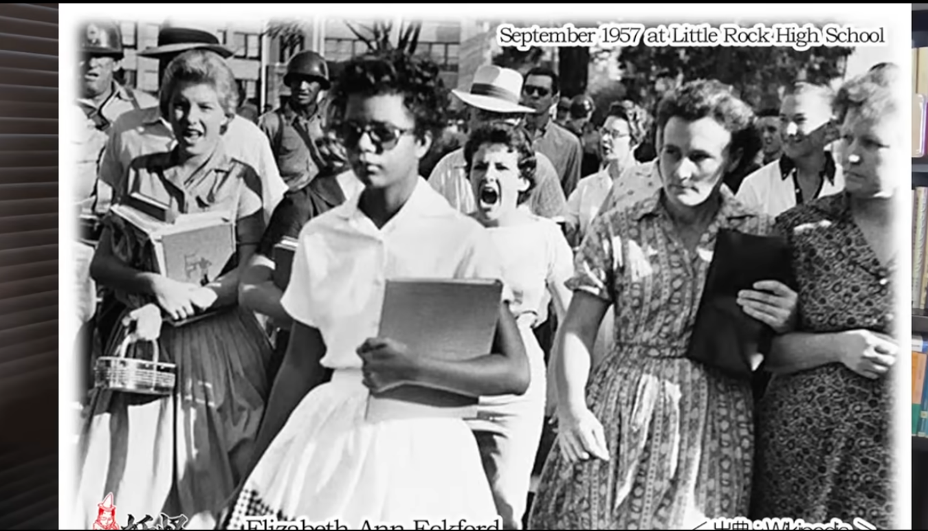 1957年、リトルロック高校で登校を拒まれるエリザベス・エクフォードと、彼女を罵倒する白人の群衆。